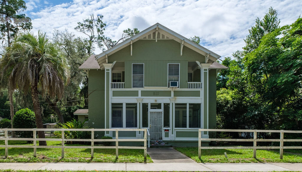 Large Student Housing Near UF